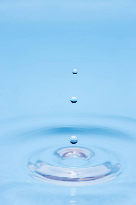 无人,竖图,室内,特写,白天,正面,水,阴影,波纹,蓝色背景,反射,液体,影子,水滴,涟漪,水纹,波浪,摄影,影棚,下降,降落,水晕,降低,下跌,下落,彩图,影棚拍摄,拍摄