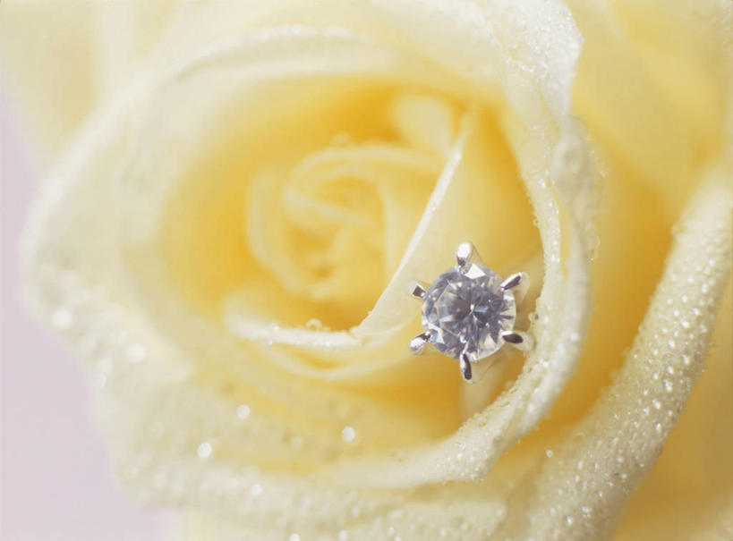 无人,横图,室内,特写,白天,正面,爱情,奢侈,幸福,纯洁,热情,水,玫瑰,珠宝,阴影,朦胧,模糊,反射,矿石,液体,影子,水滴,玫瑰花,浪漫,钻戒,钻石,黄玫瑰,装饰品,一朵,一个,黄色,戒指,饰品,首饰,温暖,温馨,恩爱,单个,金刚石,昂贵,坚硬,信物,贵重,和睦,宝石,权利,坚定,感动,信念,尊敬,手饰,约定,宝贵,天真,刺玫花,徘徊花,彩图,融洽