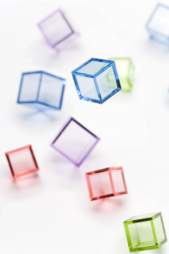 无人,竖图,彩色,室内,特写,白天,白色背景,正面,静物,许多,阴影,反射,图形,影子,很多,几何,立方体,正方体,排列,摄影,影棚,五颜六色,色彩斑斓,数学,五彩缤纷,五彩斑斓,摆列,五光十色,彩图,影棚拍摄,拍摄,几何图形,立体几何,立体图形,正六面体,布列,分列