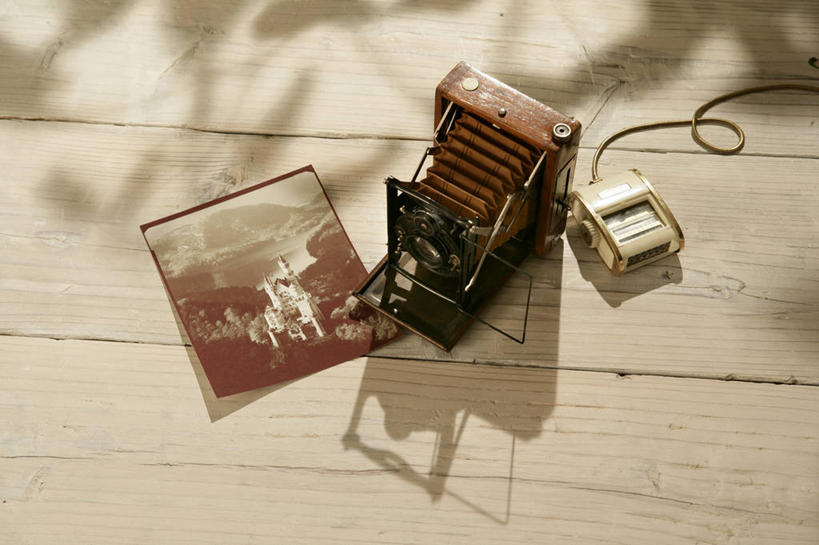 无人,横图,俯视,照片,室内,特写,白天,桌面,桌子,静物,相机,一张,阴影,电力,反射,木制,电线,线,影子,电能,线路,一个,拍照,木制品,摄影,单个,电,电源,电源线,能量,相片,照相机,彩图,高角度拍摄,拍摄,照相,传统相机,胶片相机