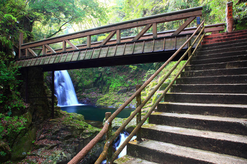 无人,栏杆,横图,室外,白天,正面,旅游,度假,河流,美景,瀑布,沙滩,树林,水,植物,楼梯,日本,亚洲,阴影,飞溅,溅,光线,扶手,沙子,液体,影子,阶梯,河岸,河水,河滩,景观,水滴,水流,围栏,沙地,娱乐,护栏,台阶,水珠,树,树木,绿色,阳光,自然,享受,休闲,景色,放松,生长,成长,喷洒,自然风光,东亚,本州,三重县,本州岛,日本国,近畿地方,近畿,三重,跌水,彩图,名张市