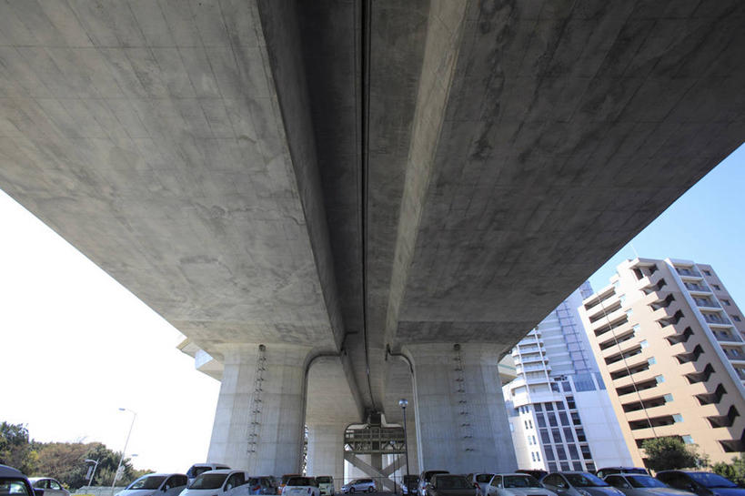 无人,家,横图,室外,白天,仰视,度假,美景,城市风光,城市,道路,路,公路,日本,亚洲,阴影,光线,影子,房屋,屋子,景观,高架,公寓,交通,娱乐,洋房,楼房,住宅,蓝色,蓝天,天空,阳光,天,享受,休闲,景色,放松,晴朗,高架桥,东亚,高架道路,跨线桥,本州,万里无云,本州岛,日本国,近畿地方,近畿,兵库,兵库县,神户,神户市,神戸,县厅,神戸市,淡路岛,明石海峡,明石海峡大桥,晴空,晴空万里,彩图,低角度拍摄,房子