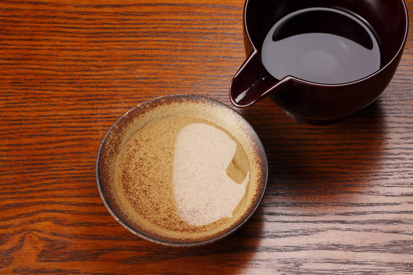 清酒,无人,横图,俯视,室内,特写,白天,餐桌,桌子,杯子,阴影,反射,木制,影子,酒类,酒,饮料,木制品,水杯,餐台,茶杯,彩图,高角度拍摄