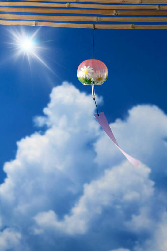 无人,竖图,室外,特写,白天,仰视,幸福,运气,美景,太阳,风铃,阴影,光线,影子,景观,云,云朵,云彩,蓝色,白云,蓝天,天空,阳光,自然,天,祈祷,祈福,景色,警示,许愿,晴朗,祈求,吉祥,平和,自然风光,问候,警惕,思念,想念,玉振,幸运,占风铎,晴空,彩图,低角度拍摄,镜头光晕,透镜闪耀,眩光,日式风铃,飘荡