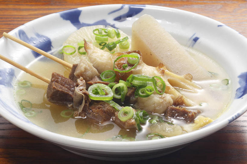 无人,横图,俯视,室内,特写,白天,烹饪,筷子,桌面,桌子,萝卜,白萝卜,蔬菜,餐具,一双,新鲜,木制,陶瓷,韭菜,肉,鱼肉,日本料理,料理,食品,陶瓷制品,文化,传统,菜肴,美食,肉类,食物,木制品,容器,碗,日式料理,日式,摄影,佳肴,有机食品,绿色食品,影棚,储藏,礼节,储存,礼仪,肉食,起阳草,关东煮,韭,山韭,长生韭,关东炊,黑轮,御田,进餐用具,莱菔,彩图,高角度拍摄,影棚拍摄,拍摄,贮存