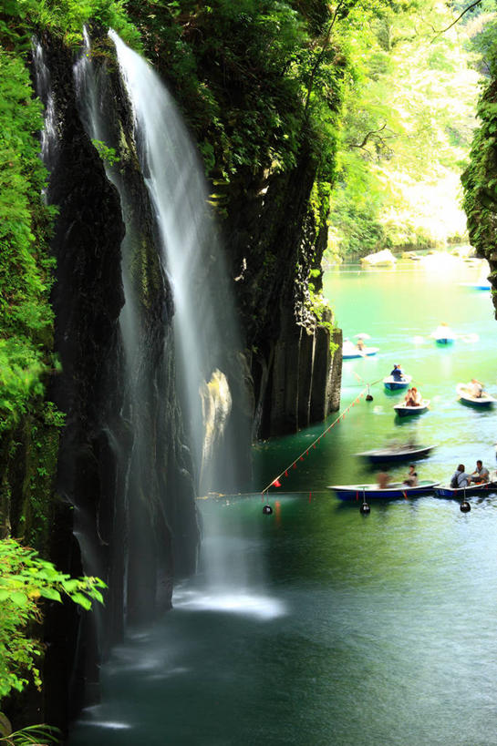 无人,竖图,室外,白天,正面,旅游,度假,石头,美景,瀑布,树林,水,峡谷,植物,日本,亚洲,飞溅,溅,石子,液体,景观,水滴,山谷,娱乐,水珠,树,树木,绿色,自然,享受,休闲,景色,放松,生长,成长,岩层,喷洒,自然风光,东亚,日本国,九州本岛,九州,九州岛,九州地方,宫崎,宫崎县,高千穗,跌水,石块,岩石,彩图,高千穗町,西臼杵郡