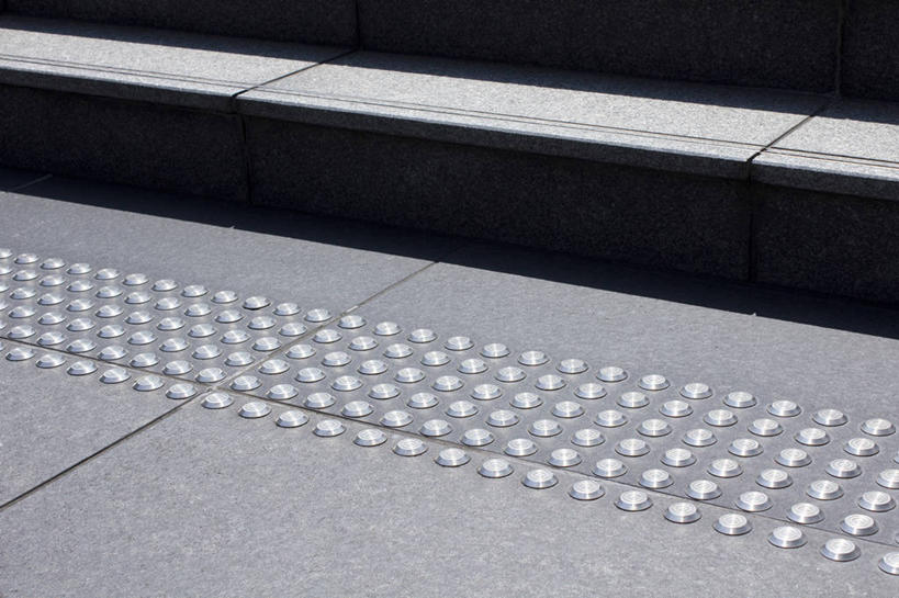 无人,横图,俯视,室内,特写,白天,安全,静物,一排,阴影,整齐,并列,并排,反射,影子,排列,引导,盲道,保护,队列,提示,保险,平行,方便,彩图,高角度拍摄,障碍设施