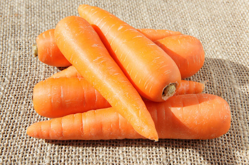 无人,横图,俯视,室外,特写,白天,美景,萝卜,胡萝卜,蔬菜,纺织品,阴影,亚麻布,朦胧,模糊,新鲜,光线,布,影子,景观,食品,织物,食物,阳光,自然,景色,有机食品,绿色食品,布匹,自然风光,黄萝卜,番萝卜,红萝卜,甘荀,彩图,高角度拍摄,丁香萝卜,胡芦菔金,金笋