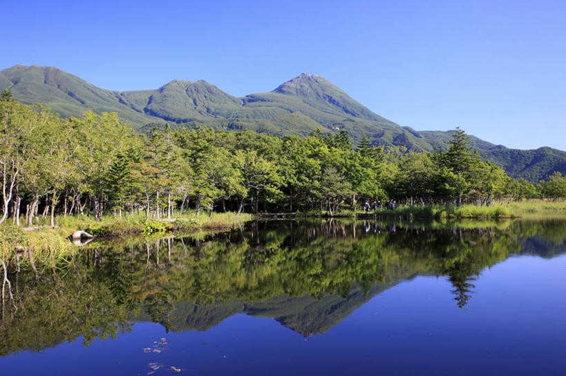 无人,横图,室外,白天,正面,旅游,度假,草地,草坪,湖,湖泊,美景,山,山脉,树林,水,植物,北海道,日本,亚洲,阴影,光线,影子,湖面,景观,山峰,水流,水面,山峦,娱乐,草,树,树木,蓝色,绿色,倒影,蓝天,天空,阳光,自然,湖水,群山,天,享受,休闲,景色,放松,生长,晴朗,成长,倒映,自然风光,东亚,万里无云,日本国,北海道地方,北海道岛,反照,晴空,晴空万里,彩图,鄂霍次克综合振兴局,斜里郡,斜里町,知床岬,道东,网走支厅