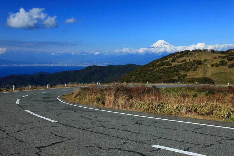 无人,横图,室外,白天,正面,旅游,度假,草地,草坪,美景,山,山脉,植物,道路,路,公路,静冈县,日本,亚洲,阴影,曲折,弯曲,光线,影子,景观,山峰,云,云朵,分界线,停车线,交通,山峦,云彩,娱乐,草,蓝色,绿色,白云,蓝天,天空,阳光,自然,群山,天,享受,休闲,景色,放松,蜿蜒,晴朗,车行道,车行道分界线,自然风光,标线,东亚,车行线,本州,本州岛,日本国,中部地方,静冈,伊豆半岛,晴空,马路,彩图,伊豆市