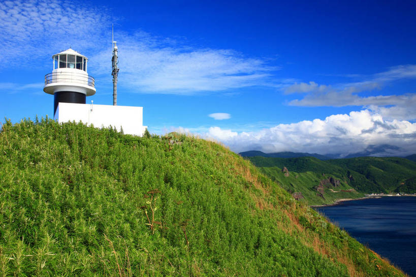 无人,横图,室外,白天,正面,旅游,度假,草地,草坪,海浪,海洋,美景,山,山脉,植物,道路,北海道,日本,亚洲,阴影,光线,信息,影子,景观,浪花,山峰,云,云朵,灯塔,交通,山峦,云彩,方向,娱乐,草,蓝色,绿色,白云,蓝天,天空,阳光,自然,海水,群山,天,享受,休闲,景色,放松,晴朗,引导,指引,自然风光,海景,东亚,日本国,北海道地方,北海道岛,航标,大海,风浪,海,海水的波动,近岸浪,涌浪,晴空,彩图,后志支厅,后志综合振兴局,积丹,积丹半岛,导航,道央