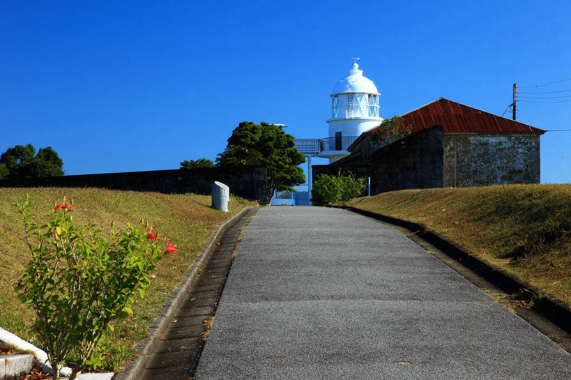 无人,家,横图,室外,白天,正面,旅游,度假,草地,草坪,美景,植物,道路,路,日本,亚洲,阴影,光线,信息,影子,房屋,屋子,景观,小路,灯塔,交通,方向,娱乐,楼房,住宅,草,树,树木,蓝色,绿色,白色,蓝天,天空,阳光,自然,天,享受,休闲,景色,放松,生长,晴朗,成长,引导,指引,自然风光,东亚,本州,万里无云,本州岛,日本国,近畿地方,近畿,和歌山,和歌山县,航标,串本町,晴空,晴空万里,彩图,房子,东牟娄郡,导航
