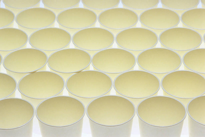 无人,横图,俯视,室内,特写,白天,白色背景,静物,杯子,许多,阴影,反射,影子,很多,排列,白色,纸制品,摄影,影棚,纸杯,队列,一次性杯子,彩图,高角度拍摄,影棚拍摄,拍摄