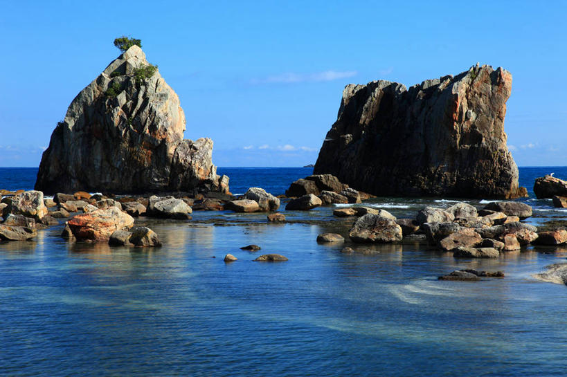 无人,横图,室外,白天,正面,旅游,度假,海浪,海洋,礁石,石头,美景,沙滩,日本,亚洲,阴影,光线,沙子,石子,影子,海岸,景观,浪花,云,云朵,沙地,云彩,娱乐,蓝色,白云,蓝天,天空,阳光,自然,海水,天,享受,休闲,景色,放松,晴朗,自然风光,海景,东亚,本州,本州岛,日本国,近畿地方,近畿,和歌山,和歌山县,串本町,大海,风浪,海,海水的波动,海滩,礁,近岸浪,石块,岩石,涌浪,晴空,彩图,东牟娄郡