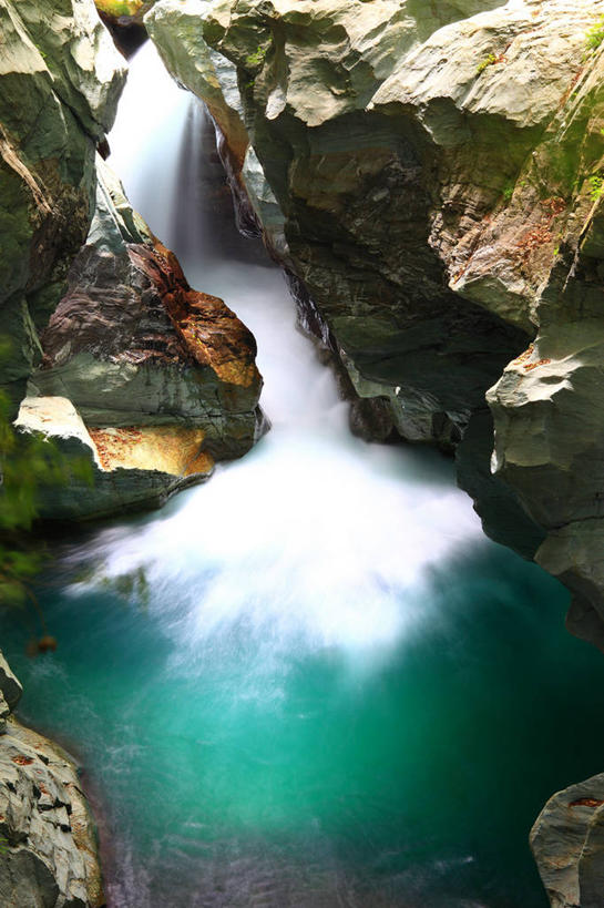 无人,竖图,俯视,室外,白天,旅游,度假,河流,石头,美景,瀑布,水,日本,亚洲,阴影,飞溅,溅,光线,石子,液体,影子,河水,景观,水滴,水流,娱乐,水珠,阳光,自然,享受,休闲,景色,放松,喷洒,自然风光,东亚,德岛县,日本国,四国地方,四国,四国岛,徳岛,跌水,石块,岩石,彩图,高角度拍摄