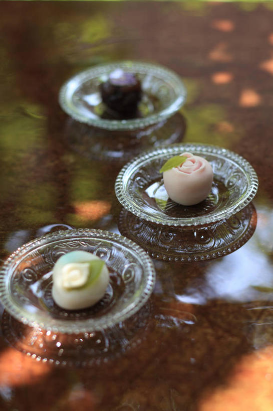 点心,无人,竖图,俯视,室外,特写,白天,桌子,餐具,玻璃,阴影,朦胧,模糊,光线,碟子,盘,影子,和果子,食品,甜点,甜品,茶几,小吃,玻璃制品,食物,糕点,三个,粉色,绿色,紫色,阳光,盘子,碟,甜食,日式,彩图,高角度拍摄,日本小吃