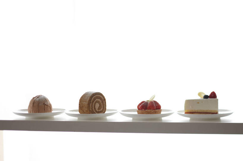 点心,无人,横图,室内,特写,白天,白色背景,正面,下午茶,餐桌,桌子,草莓,浆果,餐具,一排,阴影,整齐,反射,碟子,盘,影子,食品,蛋挞,食物,糕点,排列,白色,盘子,碟,四个,摄影,影棚,餐台,队列,蛋塔,洋莓,水果皇后,红莓,地莓,彩图,影棚拍摄,拍摄,草莓蛋挞