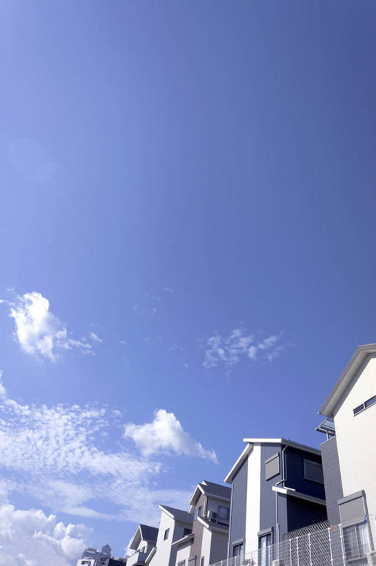 无人,家,竖图,室外,白天,仰视,度假,美景,城市风光,城市,日本,亚洲,阴影,光线,影子,房屋,墙,屋子,景观,云,云朵,云彩,娱乐,楼房,墙壁,墙面,住宅,蓝色,白色,灰色,白云,蓝天,天空,阳光,天,享受,休闲,景色,放松,大阪,晴朗,东亚,本州,大阪府,本州岛,日本国,近畿地方,近畿,兵库,兵库县,淡路岛,晴空,彩图,低角度拍摄,房子,大阪湾,界港