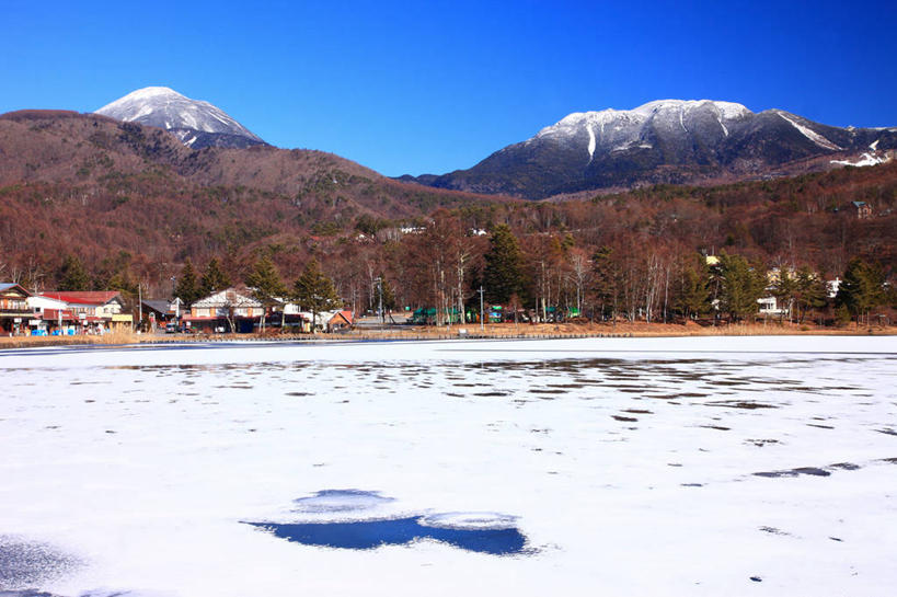 无人,公园,家,横图,室外,白天,正面,旅游,度假,草地,草坪,湖,湖泊,美景,山,树林,水,雪,雪山,植物,大雪,长野县,日本,亚洲,阴影,光线,影子,房屋,屋子,冰,湖面,积雪,景观,山峰,水流,水面,雪景,冬季,冬天,山峦,娱乐,楼房,住宅,草,树,树木,蓝色,绿色,蓝天,天空,阳光,自然,湖水,天,享受,休闲,景色,放松,寒冷,生长,晴朗,成长,冰冷,自然风光,东亚,本州,万里无云,本州岛,日本国,中部地方,山梨,山梨县,长野,严寒,冰凉,酷寒,凛冽,凛凛,极冷,蓼科山,晴空,晴空万里,彩图,房子,国定公园,诹访富士,八岳中信高原国定公园