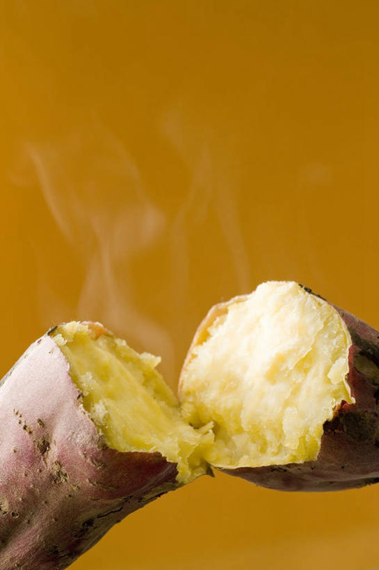 无人,竖图,室内,特写,白天,正面,雾,红薯,切开,橙色背景,阴影,沸腾,反射,蒸汽,影子,水蒸气,小吃,一个,切,橙色,摄影,影棚,单个,剖面,切面,蒸发,山芋,甘薯,番薯,地瓜,彩图,影棚拍摄,拍摄,烘山芋,烤白薯,烤地瓜,烤番薯,烤红薯,煨番薯