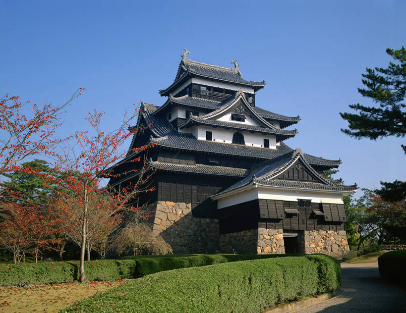 无人,横图,室外,白天,仰视,旅游,度假,植物,标志建筑,地标,建筑,日本,亚洲,阴影,环保,光线,瓦片,影子,堡垒,城堡,墙,屋顶,防护,顶棚,瓦,娱乐,建设,墙壁,墙面,树,树木,蓝色,绿色,蓝天,天空,阳光,自然,天,享受,休闲,旅游胜地,放松,建造,生长,晴朗,成长,松江,要塞,美好,美妙,间隔,东亚,屋瓦,本州,万里无云,本州岛,日本国,中国地方,美观,雅观,县厅,岛根,岛根县,设防,绿篱,生篱,树篱,植篱,晴空,晴空万里,彩图,低角度拍摄,松江城,松江市