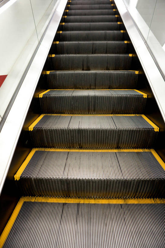 无人,栏杆,竖图,室内,白天,仰视,电梯,阴影,反射,影子,电动扶梯,围栏,自动扶梯,运输工具,护栏,彩图,低角度拍摄,扶手电梯,升降设备,运输带,自动行人电梯,电扶梯