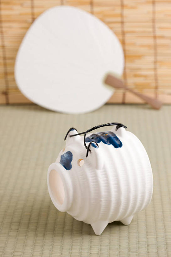 无人,竖图,俯视,室内,特写,白天,静物,一把,阴影,日本文化,反射,扇子,蚊香猪,席子,影子,蚊香架,地面,清凉,凉爽,文化,一个,单个,草席,和风,彩图,高角度拍摄,和风扇,和风扇子,凉扇,蚊取豚,香薰器,小猪香炉,传统文化