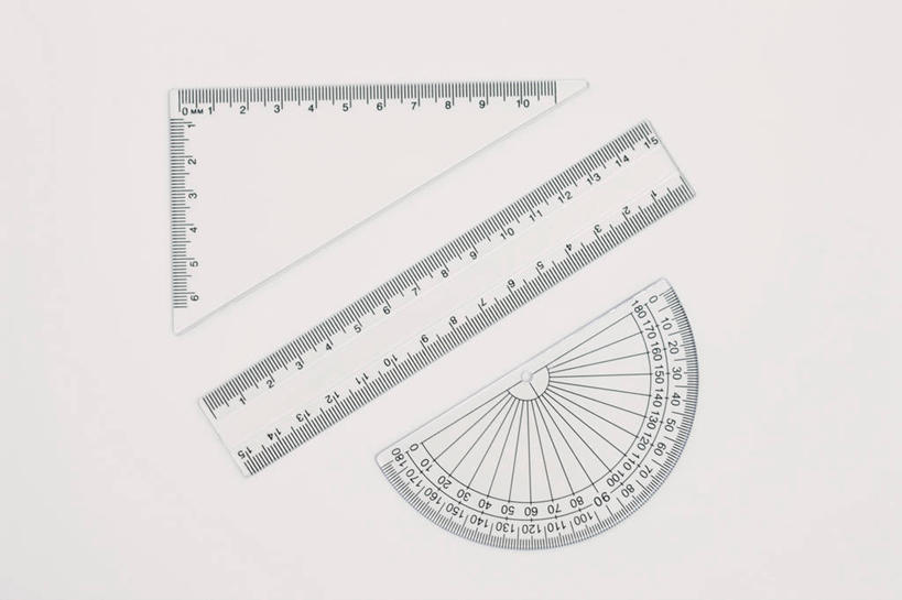 无人,横图,俯视,室内,特写,白天,白色背景,静物,阴影,反射,测量,标志,数字,文字,影子,字符,刻度,标识,尺,三角尺,塑料制品,直尺,角度,摄影,阿拉伯数字,影棚,测量工具,量角器,三角板,尺子,衡量,绘图,比例,测绘,量具,量仪,塑料尺,标度,等角三角板,直角三角板,量角尺,彩图,高角度拍摄,影棚拍摄,拍摄