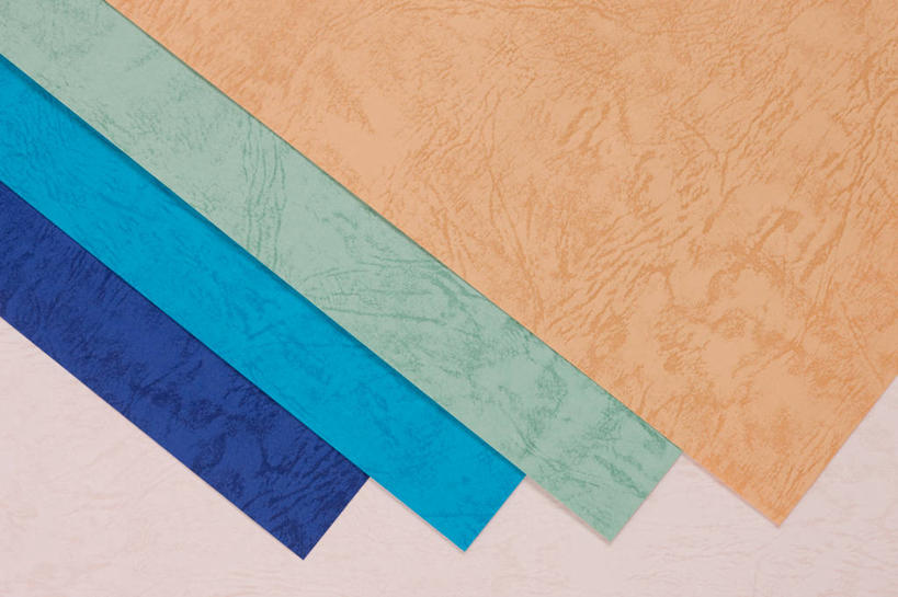 无人,横图,俯视,室内,特写,白天,静物,四只,一排,整齐,包装,包装纸,纸,褐色,纸张,排列,蓝色,绿色,摄影,影棚,包装材料,队列,羊皮纸,彩图,高角度拍摄,影棚拍摄,拍摄