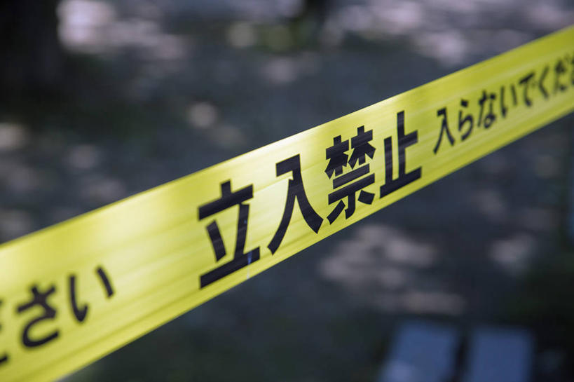 无人,横图,俯视,室外,特写,白天,静物,阴影,朦胧,模糊,光线,日文,标志,文字,影子,字符,分开,标识,黄色,阳光,隔断,隔离,封闭,间隔,警戒线,封锁线,日语,断绝,隔开,屏蔽,屏绝,远离,中断,阻遏,阻隔,封锁,彩图,高角度拍摄