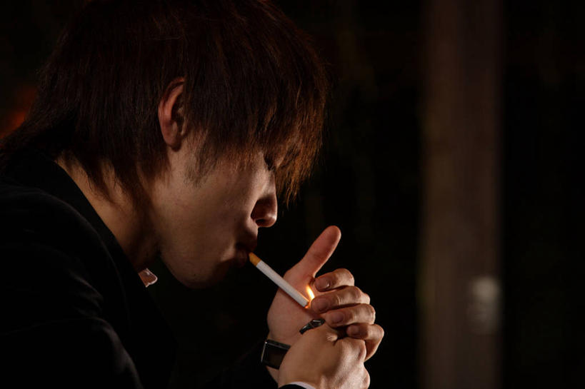 东方人,一个人,酒吧,坐,吸烟,横图,室内,白天,侧面,西装,香烟,亚洲,仅一个男性,仅一个人,握,阴影,套装,服装,正装,反射,影子,拿,拿着,注视,职业装,黄种人,仅一个年轻男性,衣服,观察,看,打火机,烟,握着,服饰,观看,察看,衣着,穿着,关注,衣饰,取火装置,小型取火装置,男人,男性,年轻男性,亚洲人,卷烟,烟草,纸烟,抽烟,坐着,半身,彩图,酒吧间,酒馆