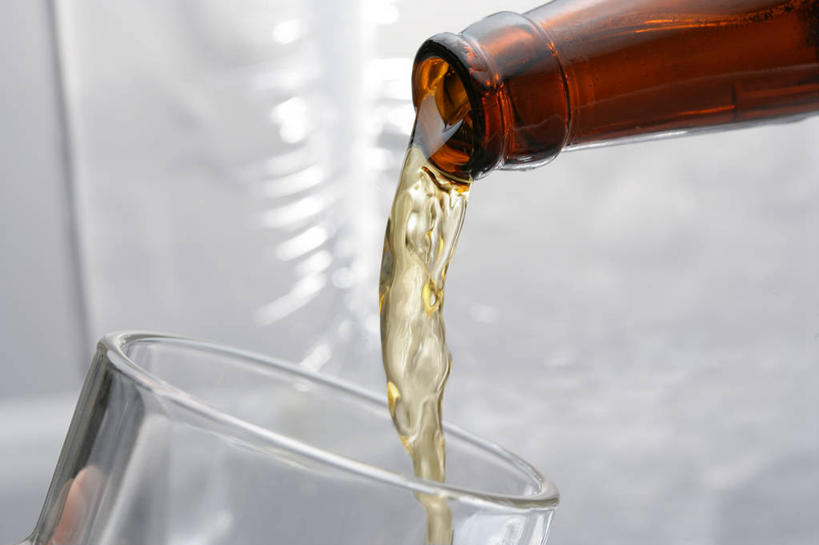 啤酒,无人,横图,室内,特写,白天,白色背景,正面,杯子,酒类,玻璃制品,酒,酒瓶,饮料,一个,玻璃瓶,酒杯,啤酒杯,瓶子,啤酒瓶,摄影,影棚,单个,下降,降落,降低,下跌,下落,玻璃杯,彩图,影棚拍摄,拍摄