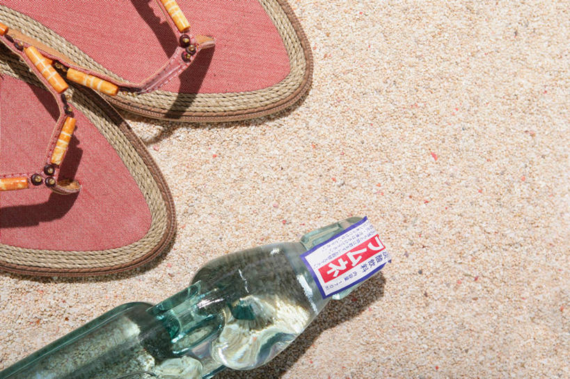 无人,横图,俯视,室外,特写,白天,凉鞋,沙滩,鞋子,一双,阴影,光线,沙子,影子,海岸,沙地,一个,红色,阳光,瓶子,塑料制品,塑料瓶,单个,苏打,碳酸钠,化学物质,纯碱,碱面,海滩,彩图,高角度拍摄,夹趾拖鞋,人字拖,人字拖鞋