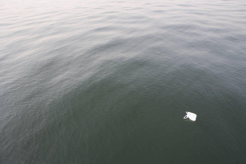 无人,横图,俯视,室外,白天,购物,消费,海浪,海洋,袋子,手提袋,塑料,浪花,购物袋,塑料袋,一个,白色,海水,塑料制品,金融,单个,购买,贸易,海景,马夹袋,马甲袋,大海,风浪,海,海水的波动,近岸浪,涌浪,彩图,高角度拍摄