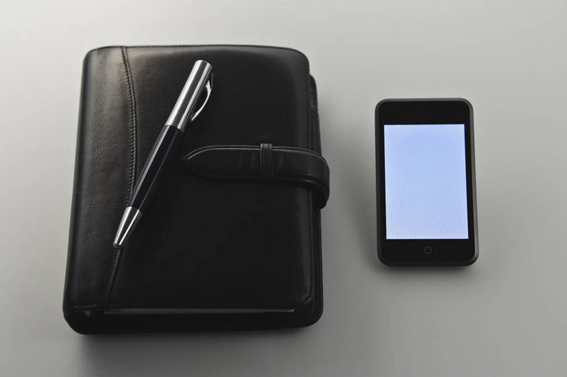 无人,打电话,横图,俯视,室内,特写,白天,白色背景,桌子,静物,电话,手机,一本,阴影,反射,笔,影子,办公用品,钢笔,记事本,通讯设备,书桌,文具,本子,笔记本,课桌,学习用品,摄影,影棚,文具用品,一支,智能手机,一部,交流,沟通,通话,彩图,高角度拍摄,影棚拍摄,拍摄