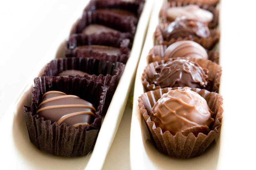 无人,横图,俯视,室内,特写,白天,白色背景,一排,许多,阴影,整齐,并列,并排,反射,影子,食品,糖,糖果,甜点,甜品,松露巧克力,很多,食物,排列,甜食,巧克力,摄影,影棚,朱古力,纸托,队列,平行,蛋糕托,蛋糕托纸,蛋糕纸托,彩图,高角度拍摄,影棚拍摄,拍摄