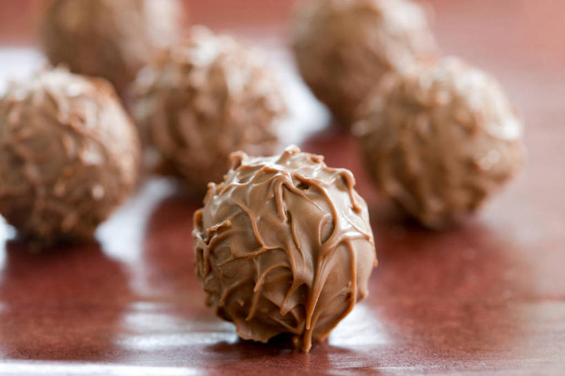 无人,横图,俯视,室内,特写,白天,餐桌,桌子,一排,许多,阴影,朦胧,模糊,整齐,并列,并排,反射,影子,食品,糖,糖果,甜点,甜品,松露巧克力,很多,食物,排列,甜食,巧克力,餐台,朱古力,队列,平行,彩图,高角度拍摄