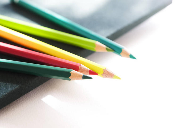 无人,横图,俯视,彩色,室内,特写,白天,白色背景,桌子,静物,一本,阴影,朦胧,模糊,反射,笔,影子,办公用品,记事本,书桌,文具,本子,笔记本,课桌,铅笔,学习用品,摄影,影棚,五颜六色,文具用品,色彩斑斓,五支,五彩缤纷,五彩斑斓,五光十色,彩图,高角度拍摄,影棚拍摄,拍摄,彩色铅笔