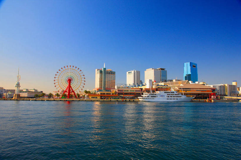 无人,高楼大厦,横图,全景,室外,白天,正面,度假,游戏,河流,美景,水,天际线,城市风光,城市,大厦,建筑,摩天大楼,船,日本,亚洲,停靠,阴影,光线,影子,河水,景观,水流,建筑群,摩天轮,玩,娱乐,建设,游轮,游船,蓝色,蓝天,天空,阳光,交通工具,邮轮,天,享受,休闲,景色,放松,游乐设施,晴朗,活动,发泄,停泊,消遣,智力,载具,东亚,观光塔,本州,万里无云,费里斯大转轮,本州岛,日本国,近畿地方,近畿,兵库,兵库县,宣泄,神户,神户港,神户港口塔,神户市,神戸,县厅,神戸市,旅游船,游艺设施,晴空,晴空万里,玩耍,嬉戏,彩图,大楼,高层建筑,高楼,摩天楼,神户港塔
