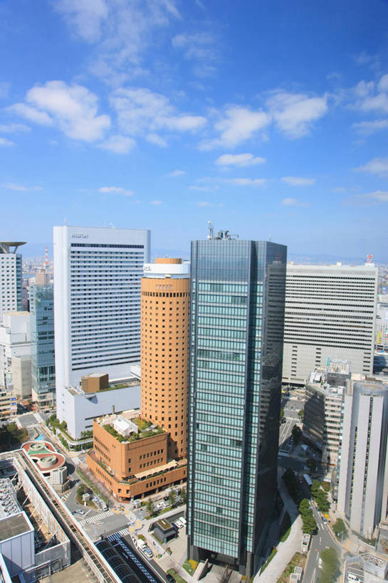 无人,高楼大厦,竖图,俯视,航拍,室外,白天,度假,美景,植物,城市风光,城市,大厦,道路,建筑,路,摩天大楼,公路,日本,亚洲,阴影,光线,影子,景观,云,云朵,建筑群,交通,云彩,娱乐,建设,树,树木,蓝色,绿色,白云,蓝天,天空,阳光,自然,天,享受,休闲,景色,放松,大阪,生长,晴朗,成长,鸟瞰,东亚,本州,大阪府,本州岛,日本国,近畿地方,近畿,梅田,北区,晴空,马路,彩图,高角度拍摄,大楼,高层建筑,高楼,摩天楼