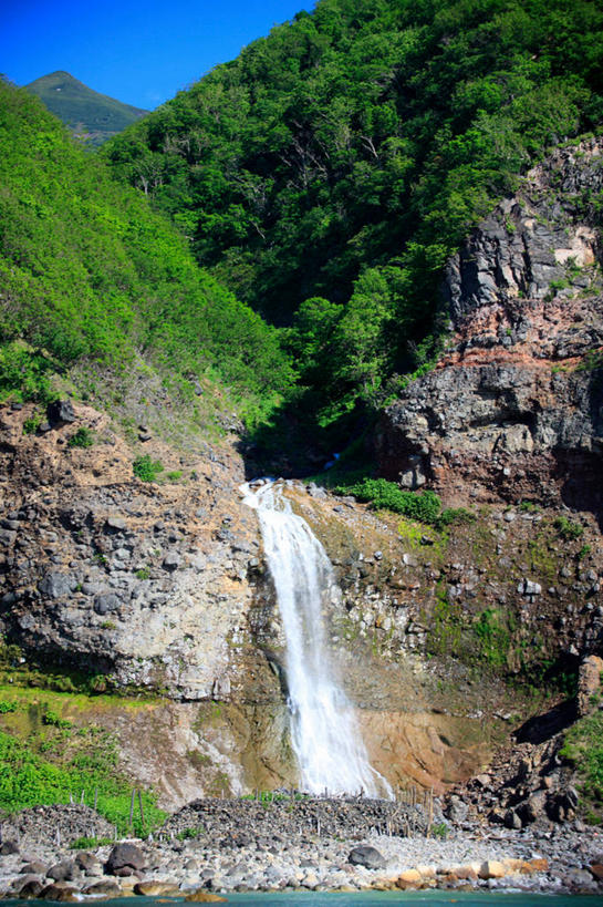 无人,竖图,室外,白天,正面,旅游,度假,石头,美景,山,山脉,树林,植物,北海道,日本,亚洲,阴影,光线,石子,影子,景观,山峰,山峦,娱乐,树,树木,蓝色,绿色,蓝天,天空,阳光,自然,群山,天,享受,休闲,景色,放松,生长,晴朗,成长,自然风光,东亚,万里无云,日本国,北海道地方,北海道岛,石块,晴空,晴空万里,彩图,鄂霍次克综合振兴局,斜里郡,斜里町,知床岬,道东,网走支厅