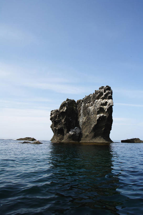 无人,竖图,室外,白天,正面,旅游,度假,海浪,海洋,礁石,石头,美景,北海道,日本,亚洲,阴影,光线,石子,影子,景观,浪花,云,云朵,云彩,娱乐,蓝色,白云,蓝天,天空,阳光,自然,海水,天,享受,休闲,景色,放松,晴朗,自然风光,海景,东亚,日本国,北海道地方,北海道岛,知床半岛,大海,风浪,海,海水的波动,礁,近岸浪,石块,岩石,涌浪,晴空,彩图