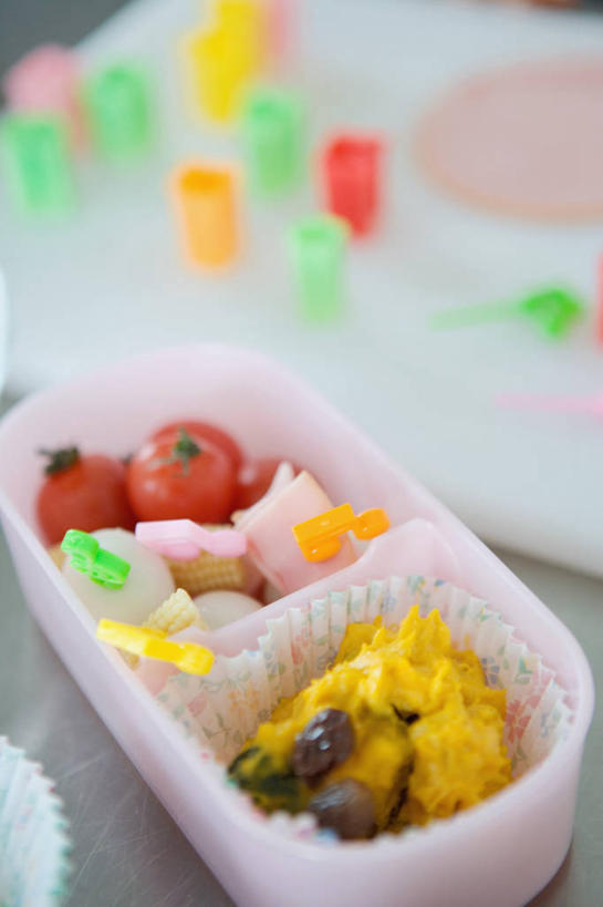 无人,竖图,俯视,室内,特写,白天,烹饪,餐桌,桌子,蔬菜,西红柿,阴影,朦胧,模糊,新鲜,反射,影子,蛋,鸡蛋,日本料理,料理,食品,食盒,菜肴,美食,盒子,食物,容器,日式料理,日式,佳肴,有机食品,绿色食品,餐台,储藏,储存,卵,洋柿子,柑仔蜜,番茄,臭柿,彩图,高角度拍摄,六月柿,鸡卵,鸡子,贮存,喜报三元