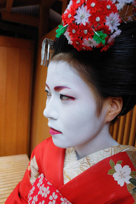 东方人,一个人,家,竖图,室外,白天,正面,民族服装,亚洲,仅一个年轻女性,仅一个女性,仅一个人,和服,装饰,头饰,房屋,屋子,注视,黄种人,发簪,楼房,住宅,发饰,饰品,观察,看,服饰,观看,华丽,修饰,点缀,察看,关注,艺妓,配饰,吴服,唐草,唐花,唐锦,衬托,美观,雅致,雅观,簪子,艺伎,芸妓,芸者,年轻女性,女人,女性,亚洲人,半身,彩图,传统服装,民俗服,房子