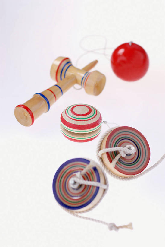 无人,竖图,俯视,彩色,室内,特写,白天,白色背景,游戏,静物,玩具,阴影,反射,影子,玩,娱乐,陀螺,休闲,益智,摄影,影棚,活动,发泄,消遣,智力,剑玉,日月球,宣泄,陀罗,干乐,冰尜,打老牛,独乐,剑球,杯球,玩耍,嬉戏,彩图,高角度拍摄,影棚拍摄,拍摄