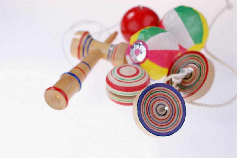 无人,横图,俯视,彩色,室内,特写,白天,白色背景,游戏,静物,玩具,阴影,反射,影子,玩,娱乐,陀螺,休闲,益智,摄影,影棚,活动,发泄,消遣,智力,剑玉,日月球,宣泄,陀罗,干乐,冰尜,打老牛,独乐,剑球,杯球,玩耍,嬉戏,彩图,高角度拍摄,影棚拍摄,拍摄