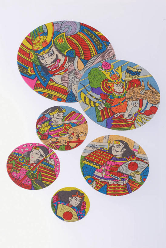 无人,竖图,俯视,彩色,室内,特写,白天,白色背景,游戏,静物,纸牌,一堆,许多,阴影,堆叠,堆积,反射,圆形,图形,影子,圆,很多,几何,玩,娱乐,休闲,摄影,影棚,活动,堆,五颜六色,色彩斑斓,发泄,数学,消遣,智力,五彩缤纷,宣泄,五彩斑斓,五光十色,玩耍,嬉戏,彩图,高角度拍摄,影棚拍摄,拍摄,花斗,花牌,花札,花纸牌,几何图形,日本花牌,平面图形