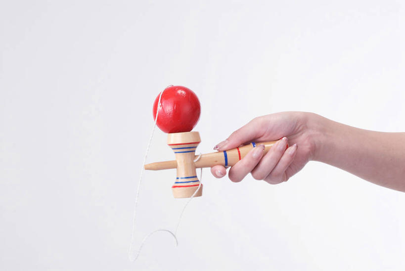 东方人,手,一个人,横图,室内,特写,白天,正面,游戏,玩具,亚洲,仅一个年轻女性,仅一个女性,仅一个人,握,阴影,灰色背景,反射,影子,拿,玩,拿着,黄种人,娱乐,一个,休闲,手部,益智,握着,摄影,影棚,单个,活动,单手,发泄,消遣,智力,剑玉,日月球,宣泄,剑球,杯球,年轻女性,女人,女性,亚洲人,玩耍,嬉戏,半身,彩图,影棚拍摄,拍摄