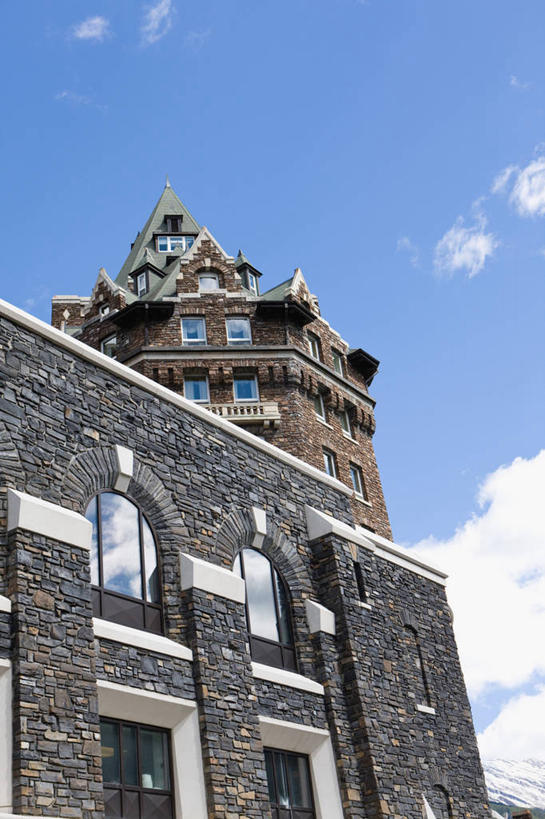 无人,宾馆,竖图,室外,白天,仰视,度假,美景,窗户,落地窗,城市风光,城市,加拿大,阴影,光线,影子,景观,云,云朵,云彩,娱乐,玻璃窗,蓝色,白云,蓝天,天空,阳光,天,享受,休闲,景色,放松,晴朗,北美,北美洲,国家公园,美洲,阿尔伯塔省,班夫国家公园,阿尔伯塔,北亚美利加洲,亚美利加洲,艾伯塔,艾伯塔省,亚伯达,晴空,彩图,低角度拍摄,客店,客栈,旅店,旅馆,旅舍,汽车旅馆,阿省,艾省,亚伯达省,亚省