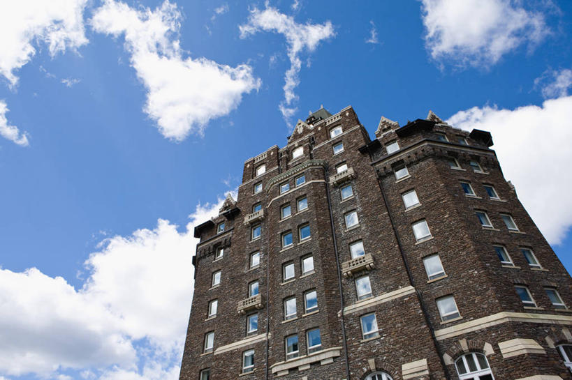 无人,宾馆,横图,室外,白天,仰视,度假,美景,窗户,落地窗,城市风光,城市,加拿大,阴影,光线,影子,景观,云,云朵,云彩,娱乐,玻璃窗,蓝色,白云,蓝天,天空,阳光,天,享受,休闲,景色,放松,晴朗,北美,北美洲,国家公园,美洲,阿尔伯塔省,班夫国家公园,阿尔伯塔,北亚美利加洲,亚美利加洲,艾伯塔,艾伯塔省,亚伯达,晴空,彩图,低角度拍摄,客店,客栈,旅店,旅馆,旅舍,汽车旅馆,阿省,艾省,亚伯达省,亚省